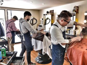 メンズヘアーカットを幅広く受け入れる地元旭川密着の理容室