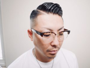 フェードとナチュラルが融合したメンズヘアースタイル