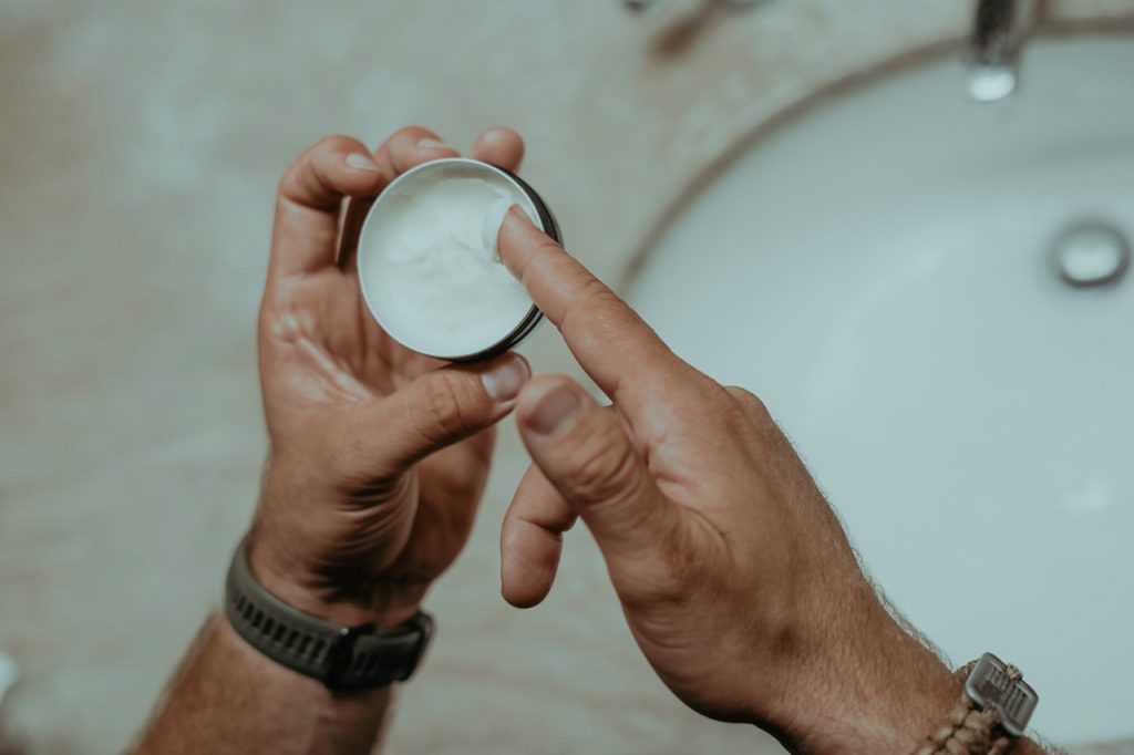 メンズ向けヘアバームの使い方を紹介！セット・スキンケアにも活かせる特徴を解説