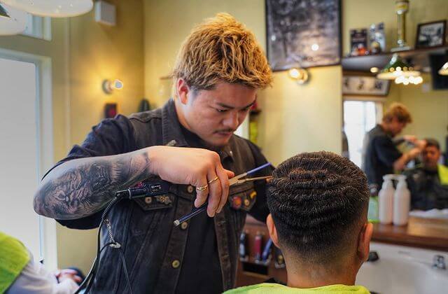 アイロンパーマとは？メンズのヘアスタイルをグレードアップさせる特徴を解説。