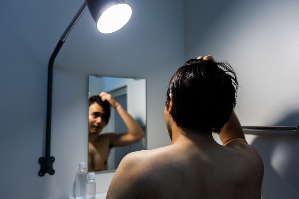 メンズ向け！ヘアオイルは夜寝る前が次の日をカッコよくする。使い方をバーバーが伝授